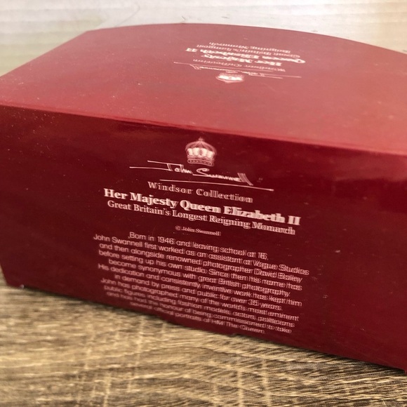 Queen Elizabeth II Collector’s Tea Cup and Saucer - Picture 7 of 12